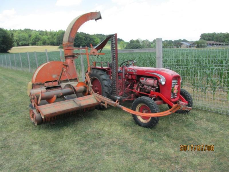 Traktor BUCHER D4000 mit Häcksler